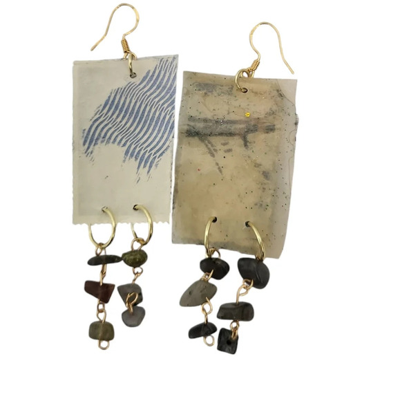 14k Gold Resin Vintage Philippines children singing xmas Stamp Earrings - Picture 3 of 4